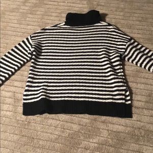 Gap black and white sweater